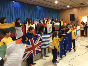 Representació dels alumnes de l'escola Joan XXIII sobre la UE, sota el títol 'Europa: més que un continent'.